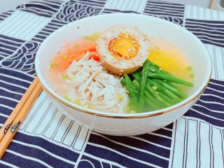 7、韩式鸡汤面,这碗鸡汤很清淡，冷藏后，只会有非常少的油脂浮上来，可以用吸油纸吸掉，这样鸡汤就可以做冷面啦！可以加韩国腌黄萝卜条，白灼的芦笋，鸡蛋皮切的丝，紫菜丝，胡萝卜丝，溏心蛋，各种搭配哟！