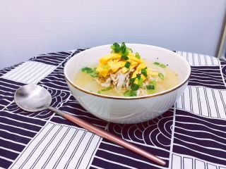 8、韩式鸡汤面,热热的鸡汤呢，还可以煨白萝卜！白萝卜切3mm左右的薄片，放入煮沸的鸡汤里，小火焖煮15分钟左右，再加上调味的鸡丝，鸡蛋皮切丝，葱花，非常鲜甜可口！很夏天很清新！