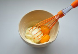 4、奥利奥杯子乳酪蛋糕 ,将D料的蛋黄加入面糊中搅拌均匀