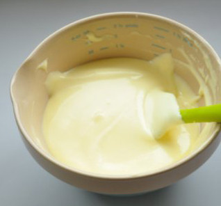 7、奥利奥杯子乳酪蛋糕 ,分两次将打发的蛋白与奶酪蛋黄糊翻拌均匀