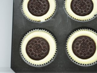 9、奥利奥杯子乳酪蛋糕 ,将另一片奥利奥饼干轻轻放在面糊上