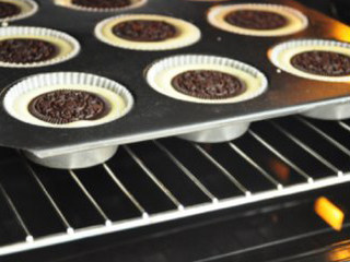 10、奥利奥杯子乳酪蛋糕 ,入预热的烤箱中层，下层烤盘加水，烘烤25-30分钟