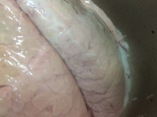 1、猪肺雪梨汤,去市场挑猪肺，要挑没什么打有水的，白白的，这样的好