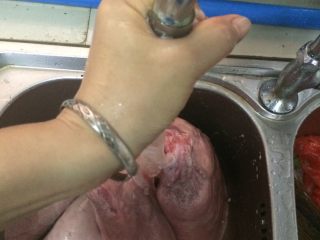 2、猪肺雪梨汤,把水从喉咙那灌水进入，把血水搞出来，反复做两三次