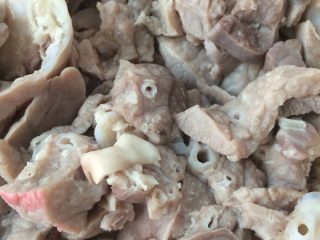 5、猪肺雪梨汤,捞出洗干净，沥干水分