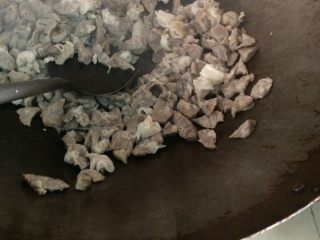6、猪肺雪梨汤,放到锅里炒干
