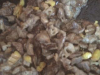 7、猪肺雪梨汤,把油姜爆炒丶变黄时