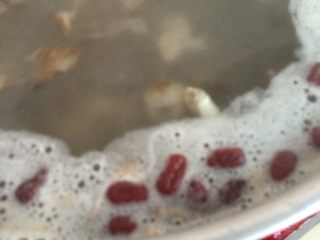 8、猪肺雪梨汤,放入炖锅里，加入适量的水，放进红枣，水开后小火炖三十分钟