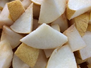 9、猪肺雪梨汤,把雪梨切好