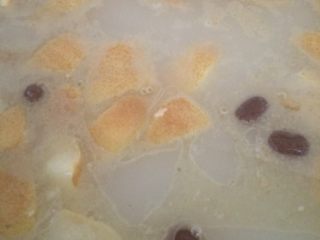 10、猪肺雪梨汤,倒入汤中，调好料，炖五分钟，就可以了