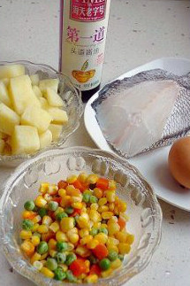 1、创意西餐：让小朋友喜爱的烤鳕鱼饼 ,将土豆去皮切小块后加水煮8分钟左右至熟透，然后捞出按压成泥；杂菜焯水2分钟后捞出控水备用。