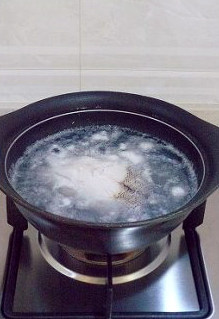 2、创意西餐：让小朋友喜爱的烤鳕鱼饼 ,鳕鱼加姜片放入锅中加水煮熟，开锅后5分钟即可，或者用一根筷子能顺利的穿透鱼肉即可。