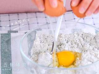 2、杏仁黑芝麻磨牙棒,蛋液慢慢加入，用筷子搅拌成絮状即停止加入蛋液。蛋液不一定全部加完，也可能不够。