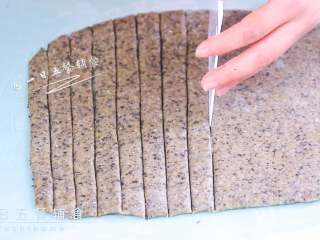 3、杏仁黑芝麻磨牙棒,用擀面杖将面团擀成薄片，切割成小段，两段尖的面团切掉，以防尖的戳宝宝。