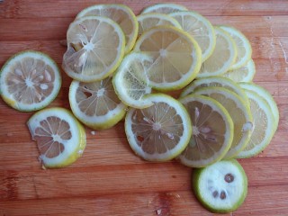 3、柠檬蜜(止咳良方),柠檬洗干净后切成薄片