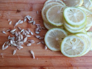 4、柠檬蜜(止咳良方),去掉里面的柠檬核