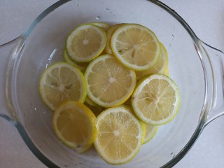 6、柠檬蜜(止咳良方),将处理好的柠檬片摆放在微波碗里