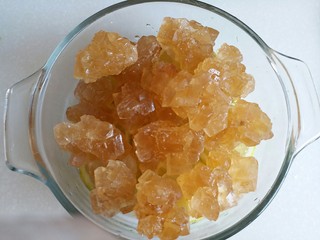 7、柠檬蜜(止咳良方),将黄冰糖摆放在柠檬片上