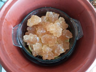 9、柠檬蜜(止咳良方),将装好的柠檬片和冰糖的微波碗放在蒸帘上