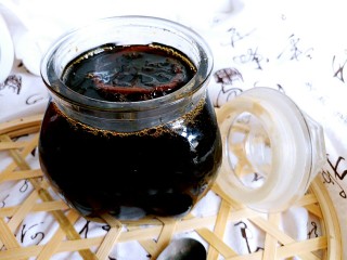 13、柠檬蜜(止咳良方),炖好的柠檬蜜粘稠，味道略有一点点的微苦，甜度大于酸度是我喜欢的味道，喝的时候舀一勺冲水，冷热饮冰镇都不错~~~