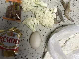 1、花菜虾浓汤,准备食材