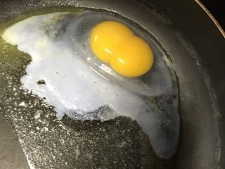 4、花菜虾浓汤,先煎个鸡蛋(敲了个双黄蛋)开心????