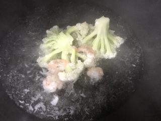 8、花菜虾浓汤,焯水(另起一锅)