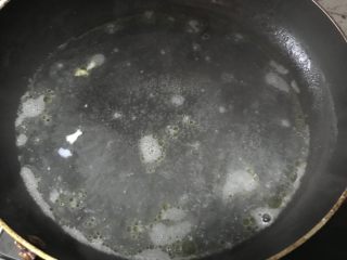 9、花菜虾浓汤,黄油煎鸡蛋后的锅直接加入一碗清水