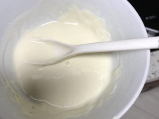 11、花菜虾浓汤,拿一直碗将面粉加入清水搅拌均匀