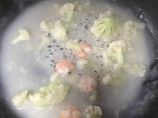 12、花菜虾浓汤,加入顺序(面粉加入 ➡️虾????加入➡️花菜加入➡️搅拌均匀(小火)