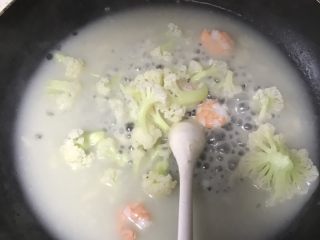 13、花菜虾浓汤,搅拌均匀即可
