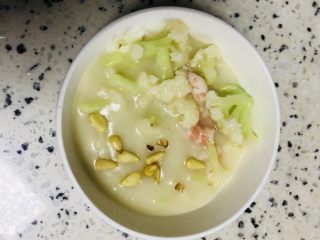 15、花菜虾浓汤,最后撒上松子调味(切记小火