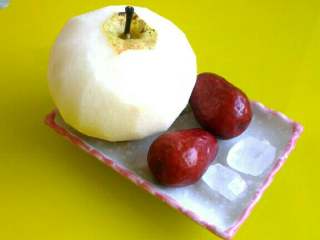 1、冰糖红枣炖雪梨,雪梨削皮，红枣洗净；