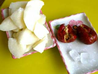 2、冰糖红枣炖雪梨,用水果刀将削好的雪梨片成小块儿，红枣掰开一分为二，冰糖备好！