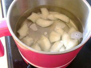 3、冰糖红枣炖雪梨,小锅中放入雪梨块儿，添适量水炖至雪梨八分熟；