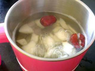 4、冰糖红枣炖雪梨,放入红枣和冰糖；