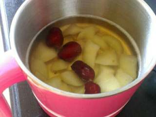 5、冰糖红枣炖雪梨,炖10钟左右，拔掉电源；