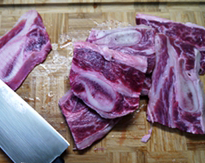 1、黑椒牛仔骨,牛仔骨切小块，用少量盐和现磨黑胡椒略腌制20分钟。