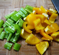 2、黑椒牛仔骨,蒜切末，朝天椒切小圈，洋葱一半切丝或末，一半切大块，青椒、甜椒分别切均匀大块待用。