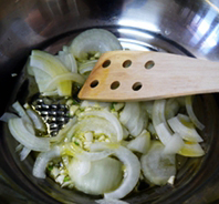 3、黑椒牛仔骨,炒锅放入1匙油，下蒜末、洋葱末爆香