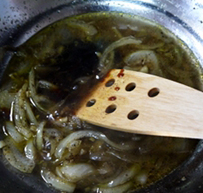 4、黑椒牛仔骨,放入剩余的4克左右现磨黑胡椒，糖、蚝油、料酒，加半碗水。