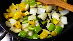 7、黑椒牛仔骨,煎锅中留底油，加入剩下半匙油，下洋葱、甜椒、青椒块翻炒均匀，下少许盐调味。