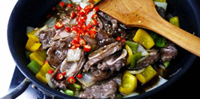 9、黑椒牛仔骨,再加入红椒圈，将收浓的黑椒汁倒入锅中，混合均匀，翻炒2分钟。