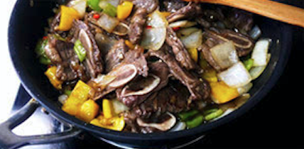 10、黑椒牛仔骨,若汤汁还多，用干淀粉加2匙水调成湿淀粉倒入锅中勾芡即可出锅。如果感觉汤汁够浓，则勾芡过程可以省略。