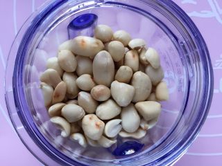 3、香煎花生南瓜饼,将熟花生米放入干磨杯中