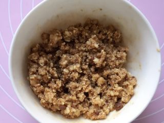 7、香煎花生南瓜饼,搅拌均匀成花生馅料待用。