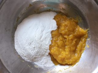 8、香煎花生南瓜饼,将糯米粉和南瓜泥倒入盆中混合。