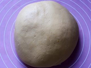 10、香煎花生南瓜饼,再用手揉成面团。
