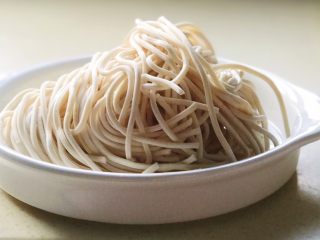 1、一碗面条+清汤寡水阳春面,准备一人份的面条