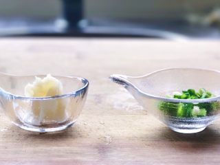 2、一碗面条+清汤寡水阳春面,一勺猪油、一点葱花